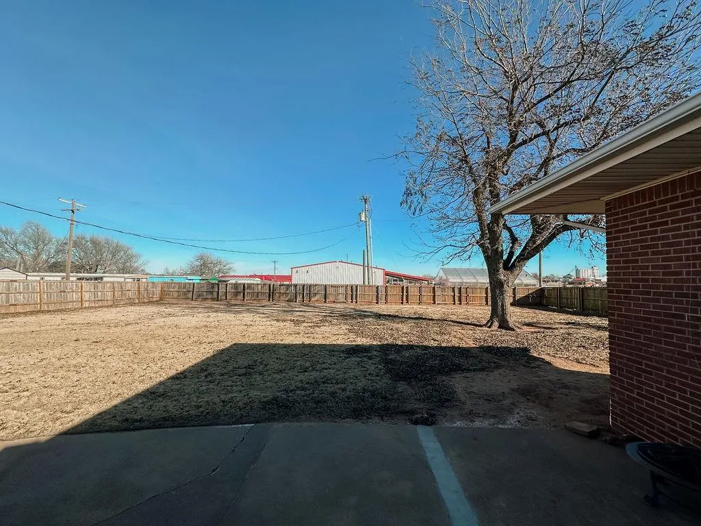 Photo 30 — 619 N Marion Avenue, Hinton, OK 73047