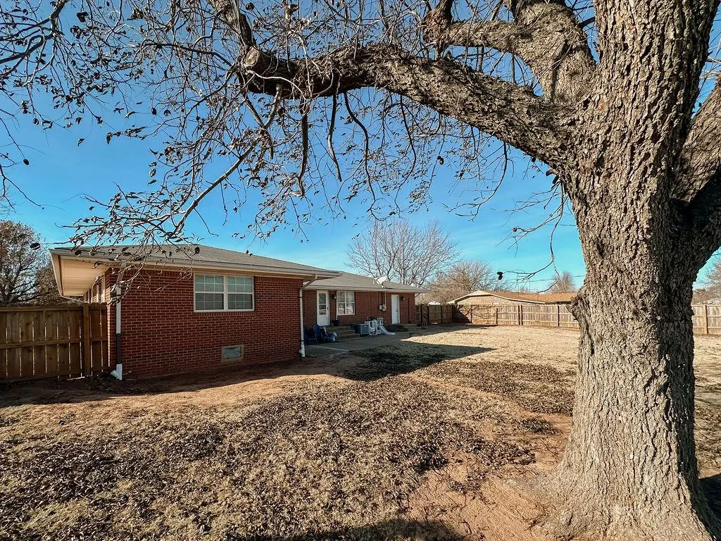 Photo 31 — 619 N Marion Avenue, Hinton, OK 73047