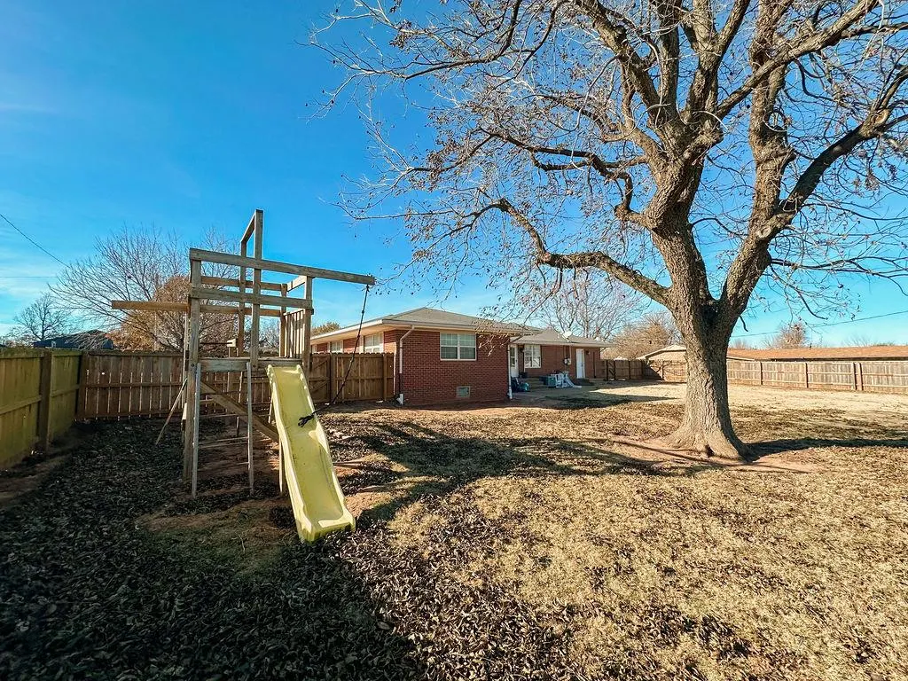 Photo 32 — 619 N Marion Avenue, Hinton, OK 73047