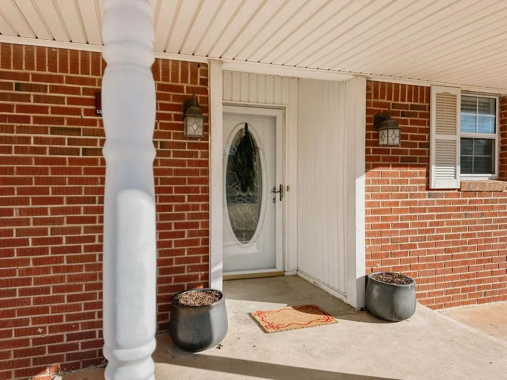Photo 33 — 619 N Marion Avenue, Hinton, OK 73047