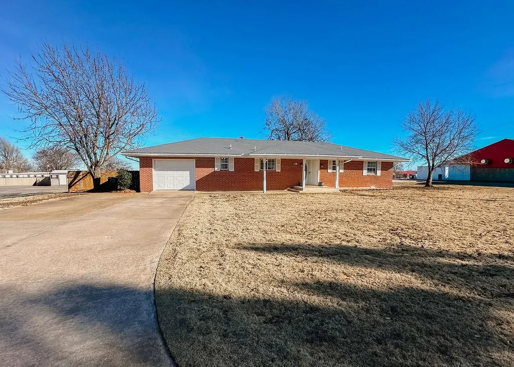 Photo 34 — 619 N Marion Avenue, Hinton, OK 73047