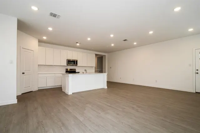 Photo 4 — 1912 Ponderosa Pine Lane, Mustang, OK 73128