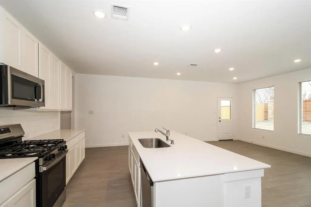 Photo 5 — 1912 Ponderosa Pine Lane, Mustang, OK 73128