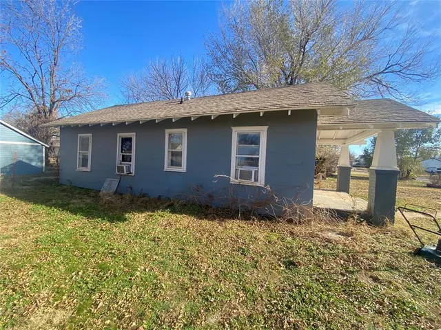 Photo 2 — 2016 E Walnut Avenue, Enid, OK 73701