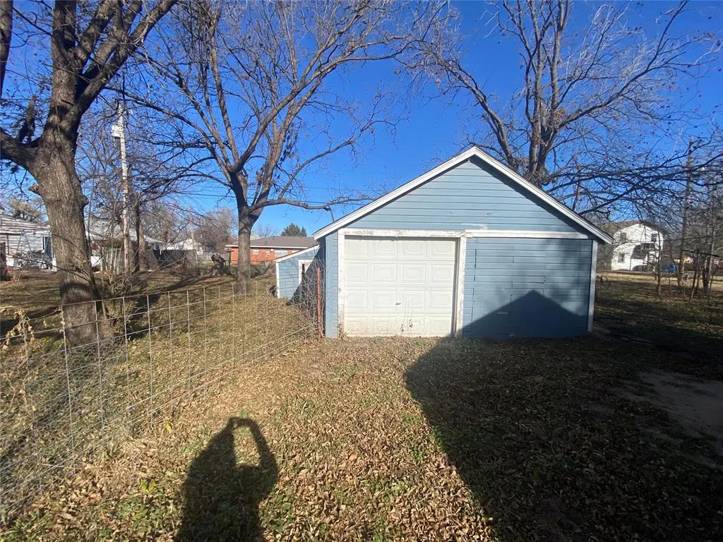Photo 3 — 2016 E Walnut Avenue, Enid, OK 73701