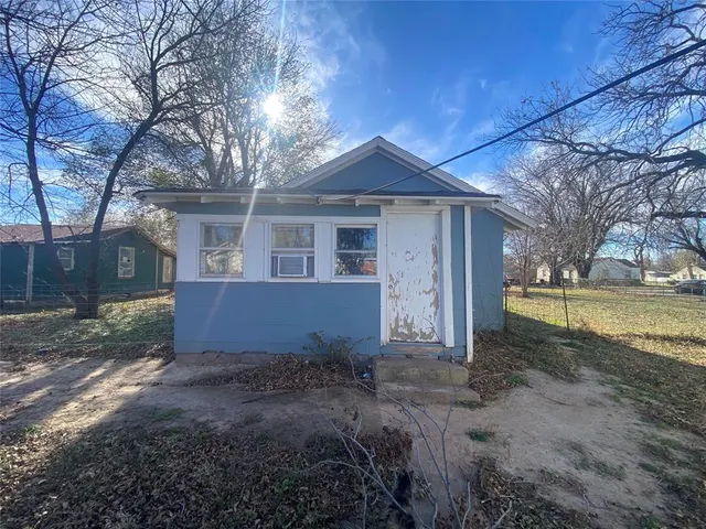 Photo 4 — 2016 E Walnut Avenue, Enid, OK 73701