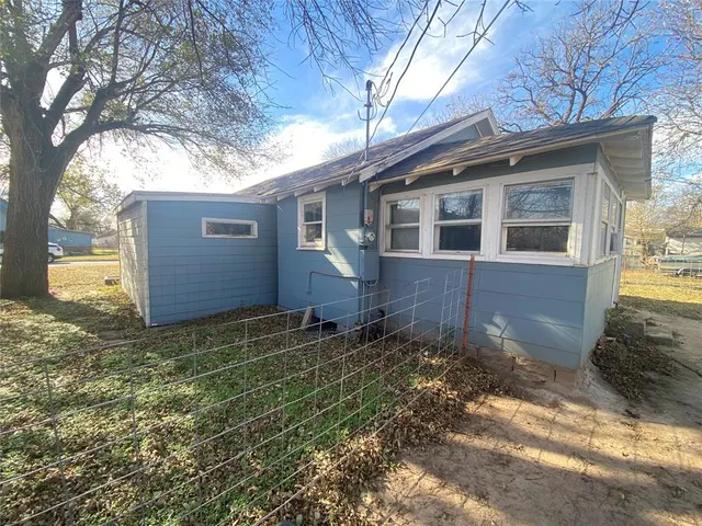 Photo 5 — 2016 E Walnut Avenue, Enid, OK 73701