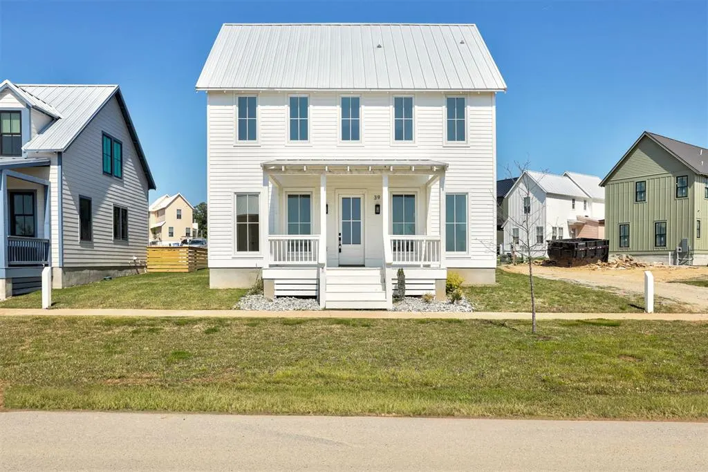 Front exterior — 39 Lower Greenway, Carlton Landing, OK 74432