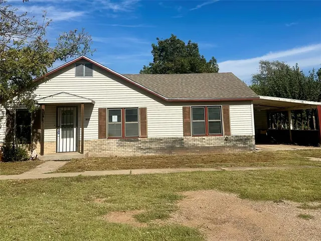 Photo 2 — 417 W Liveoak Street, Altus, OK 73521