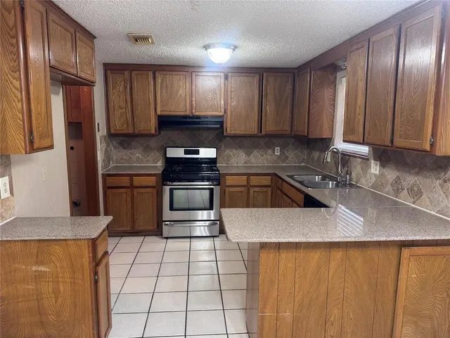 Photo 2 — 1009 Lapwing Road, Edmond, OK 73003