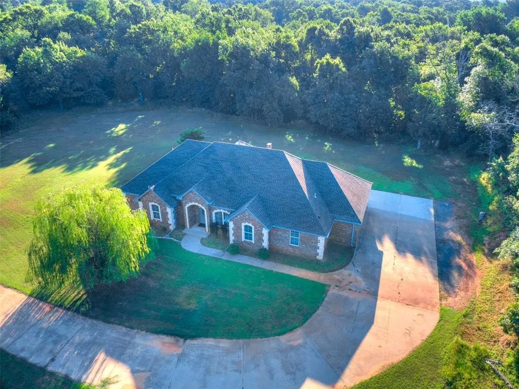 Photo 2 — 3725 Indian Point Circle, Norman, OK 73026