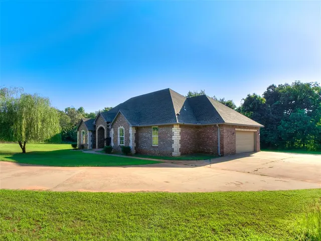 Photo 3 — 3725 Indian Point Circle, Norman, OK 73026