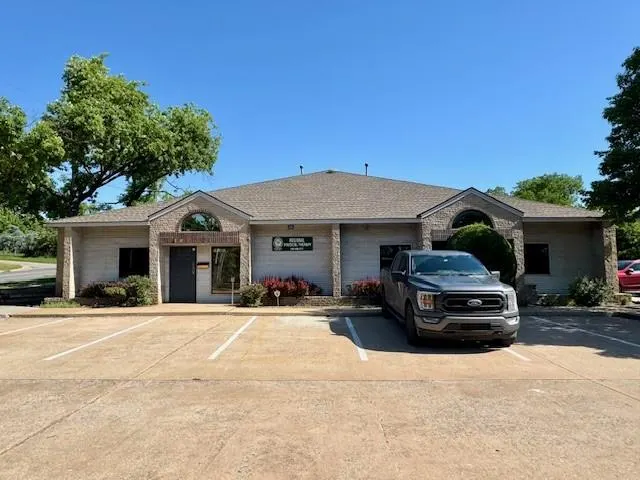 Front exterior — 501 E 15th Street 101, Edmond, OK 73013