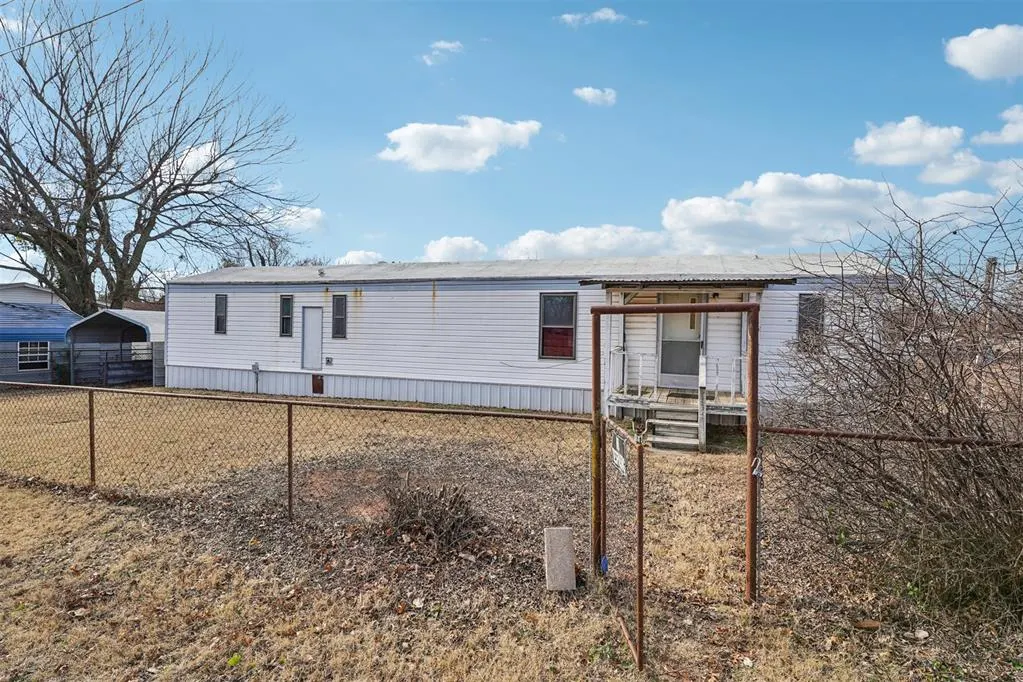 Photo 2 — 303 S 1st Street, Rush Springs, OK 73082