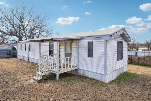 Photo 3 — 303 S 1st Street, Rush Springs, OK 73082