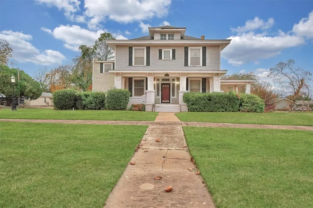 Front exterior — 705 N Pennsylvania Avenue, Mangum, OK 73554