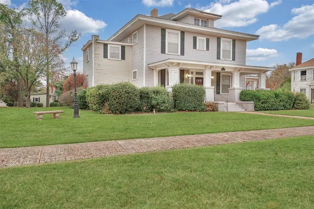 Photo 2 — 705 N Pennsylvania Avenue, Mangum, OK 73554