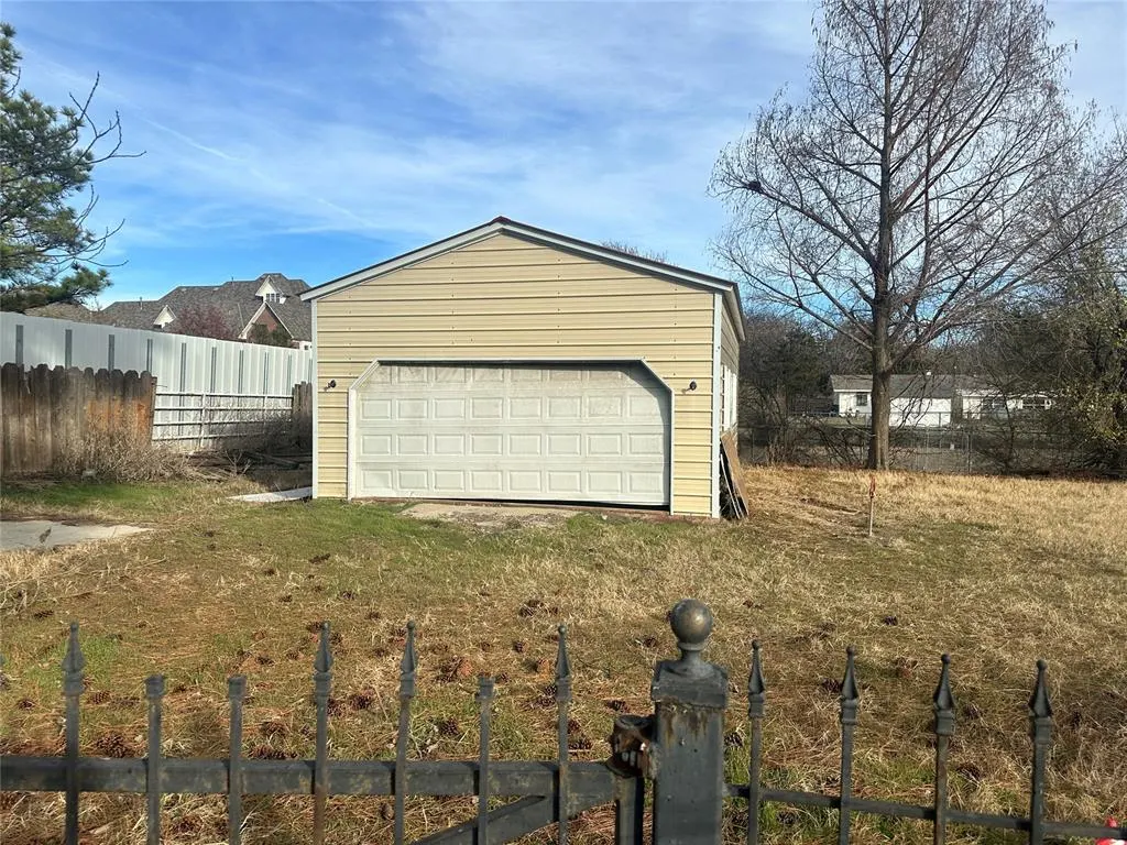 Photo 2 — 740 Manchester Lane, Oklahoma City, OK 73127