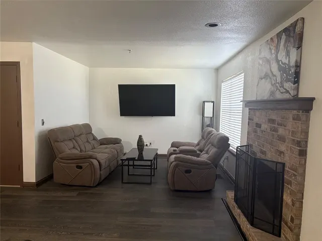 Photo 2 — 423 NE 115th Street, Oklahoma City, OK 73114