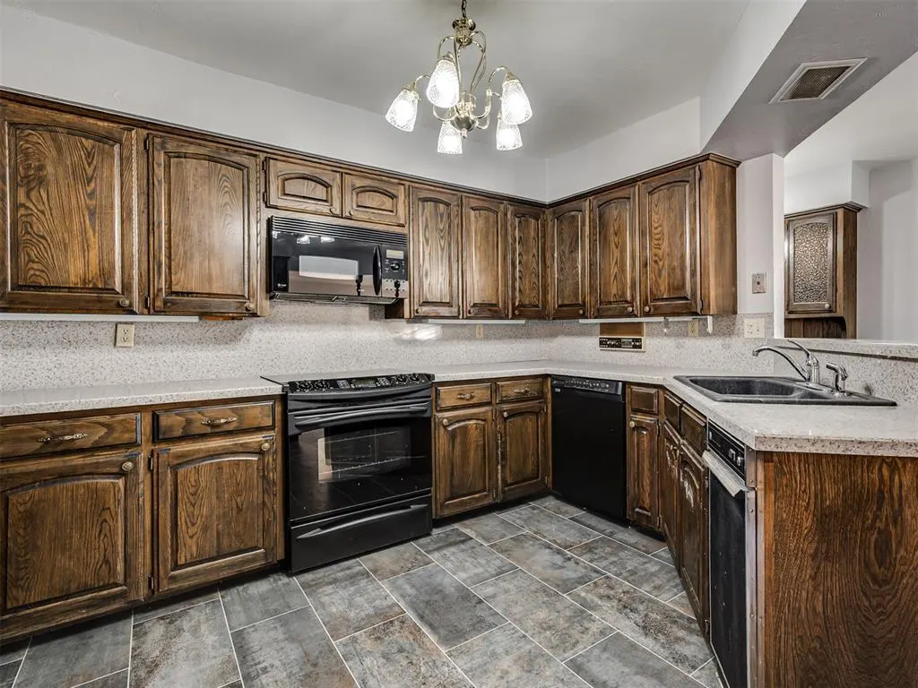 Photo 5 — 6104 Hummingbird Circle, El Reno, OK 73036