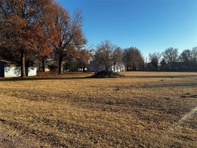 Photo 4 — Hummingbird Circle, El Reno, OK 73036