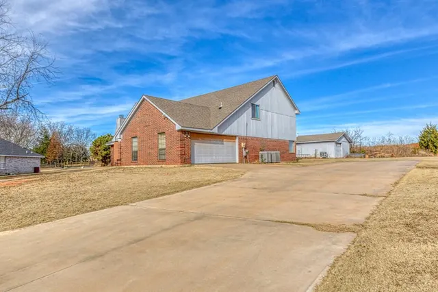Photo 4 — 1027 Woodbrook Boulevard, Purcell, OK 73080