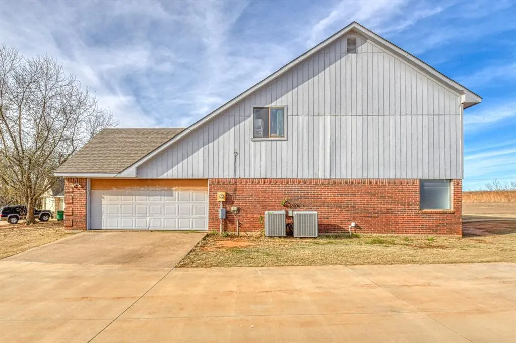 Photo 5 — 1027 Woodbrook Boulevard, Purcell, OK 73080