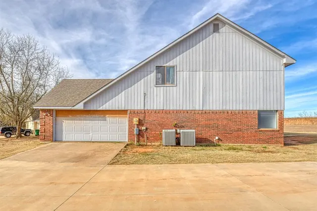 Photo 5 — 1027 Woodbrook Boulevard, Purcell, OK 73080