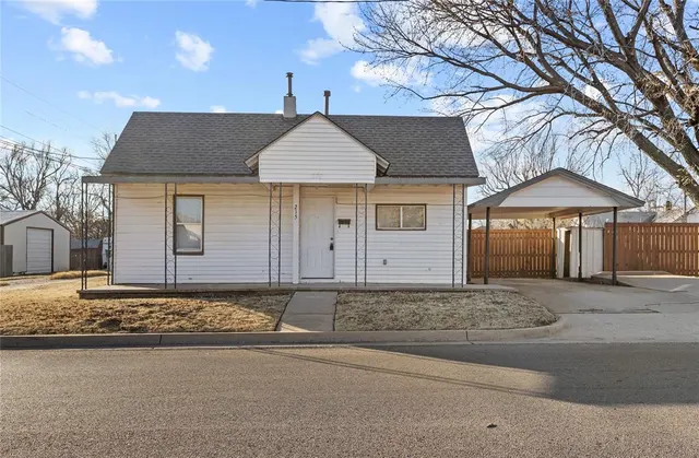 Front exterior — 215 N 7th Street, Weatherford, OK 73096