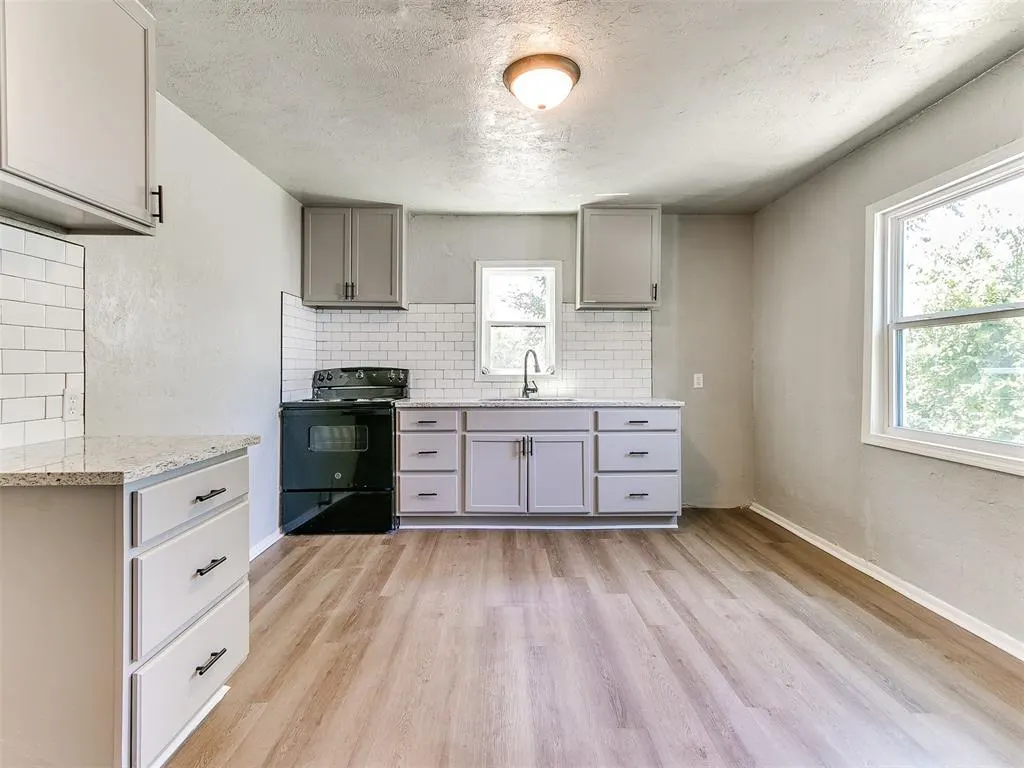 Photo 6 — 3220 NE 14th Place, Oklahoma City, OK 73117