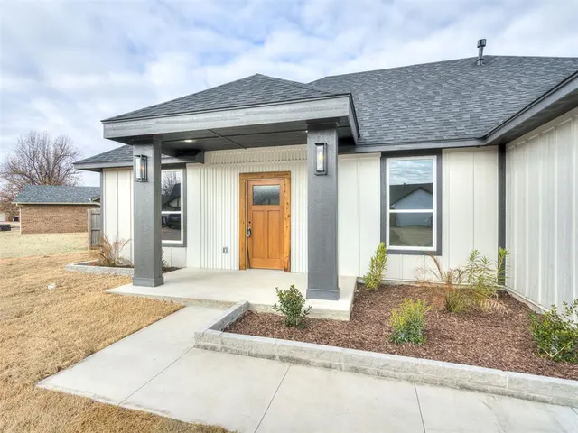 Photo 2 — 629 NW 116 Street, Oklahoma City, OK 73114