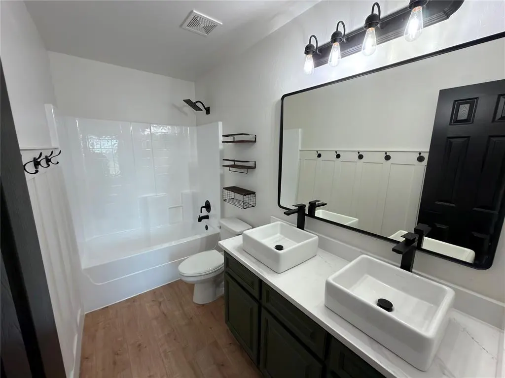 Photo 11 — 5705 Marblewood Drive, Oklahoma City, OK 73179