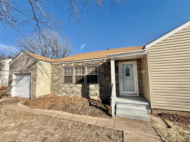 Photo 2 — 406 N Washington Street, Hobart, OK 73651