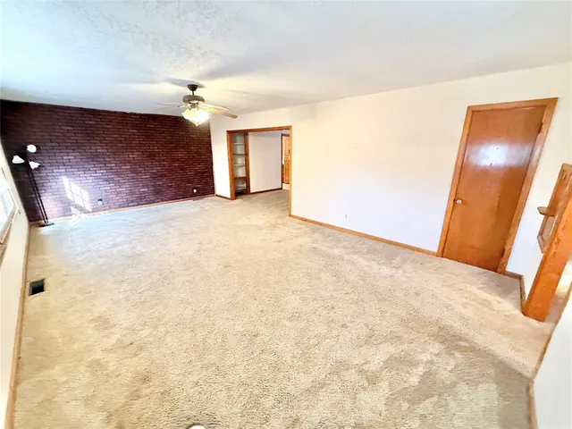 Photo 3 — 406 N Washington Street, Hobart, OK 73651