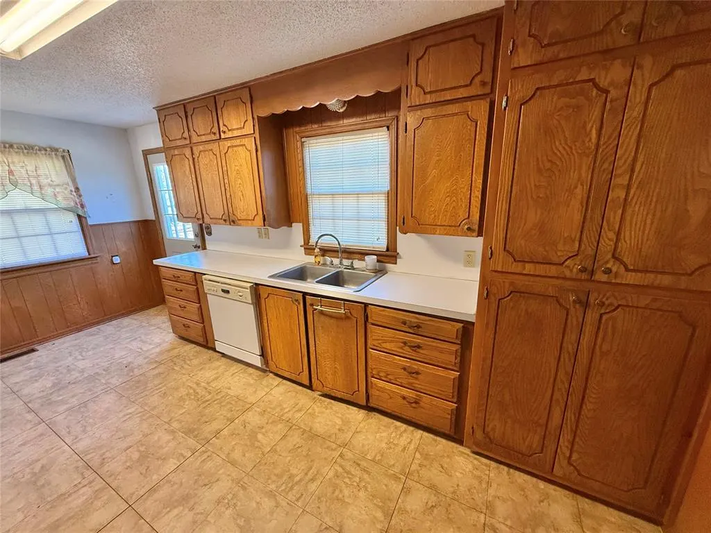 Photo 9 — 406 N Washington Street, Hobart, OK 73651