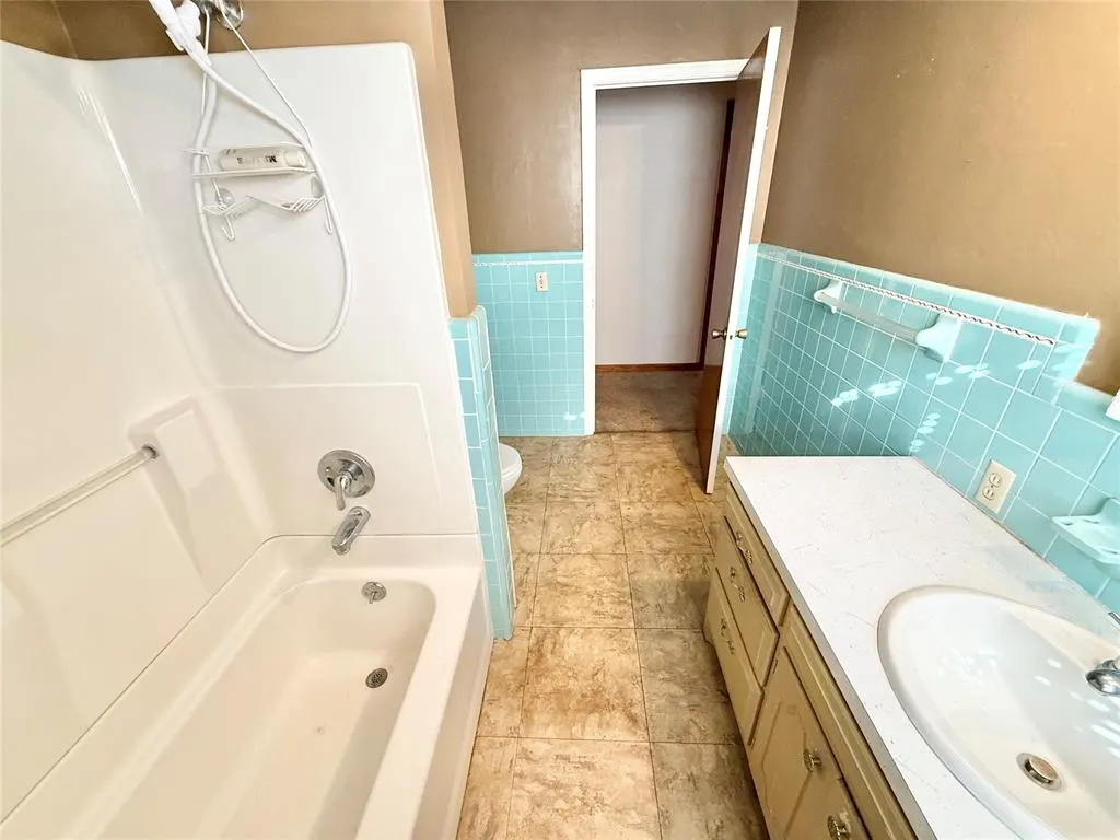 Photo 16 — 406 N Washington Street, Hobart, OK 73651