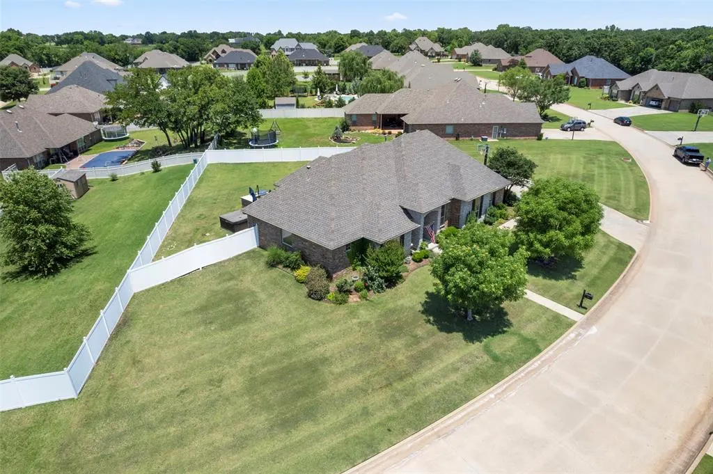 Photo 5 — 1900 Cobblestone Drive, Shawnee, OK 74804