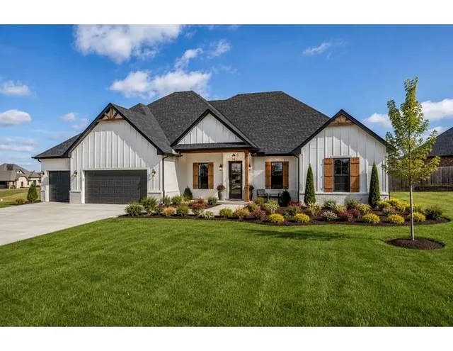 Photo 2 — 1050 Colonial Avenue, Tuttle, OK 73089