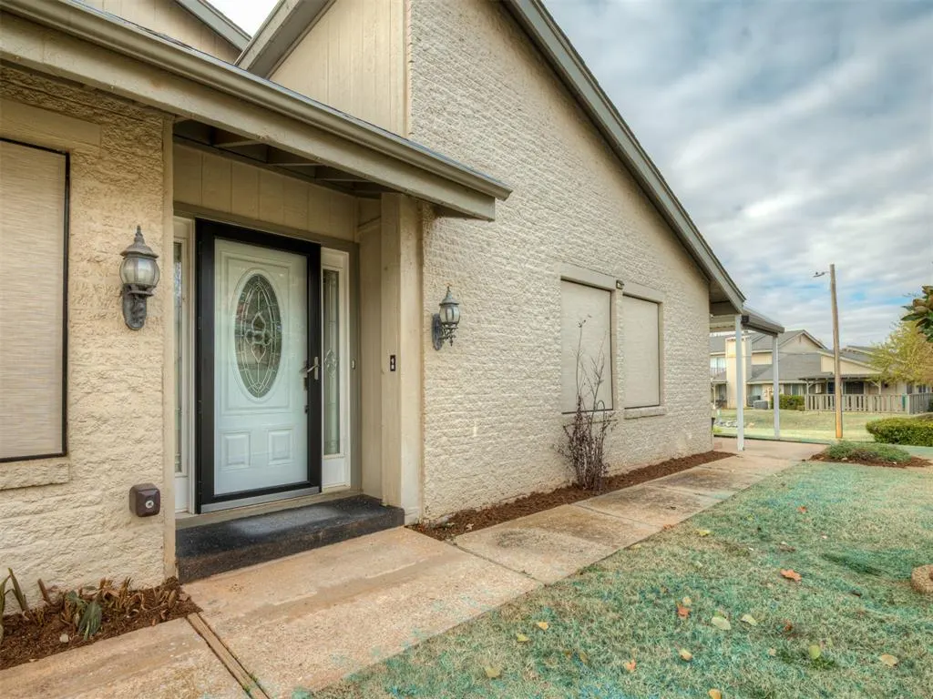 Photo 2 — 9923 Hefner Village Place, Oklahoma City, OK 73162