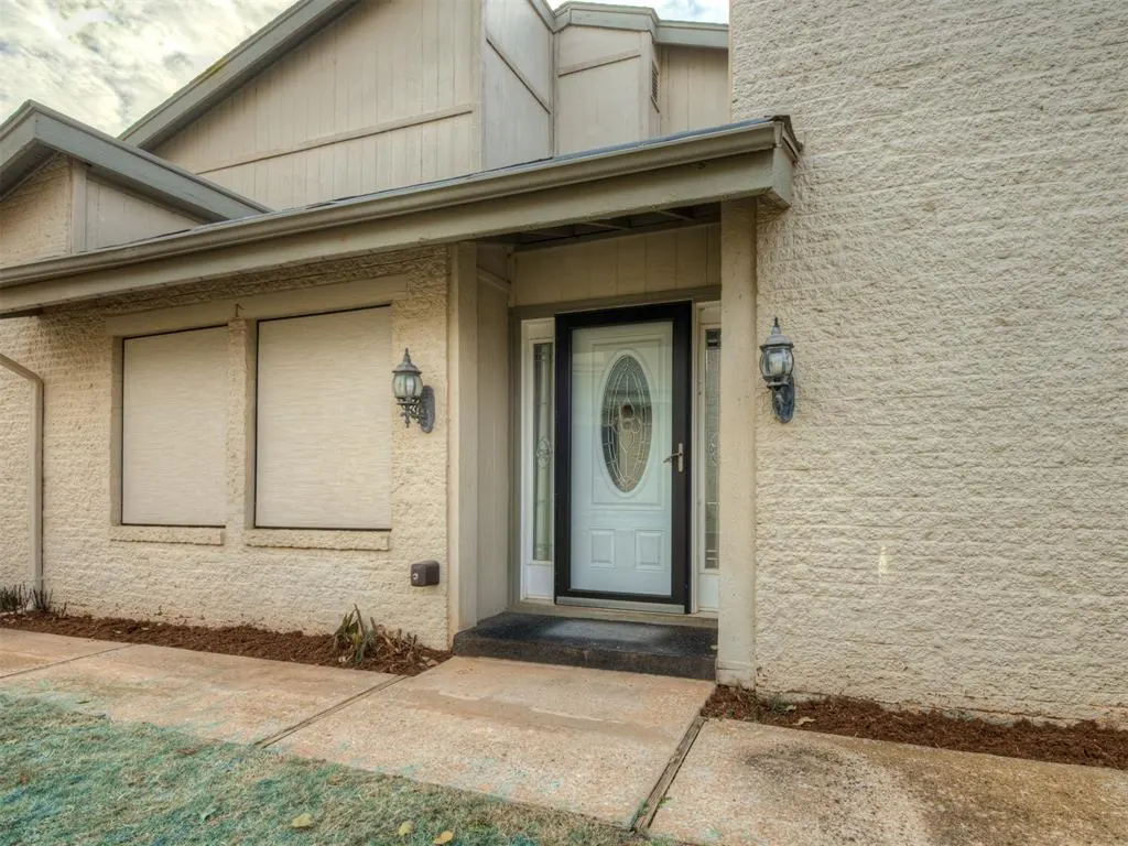 Photo 3 — 9923 Hefner Village Place, Oklahoma City, OK 73162