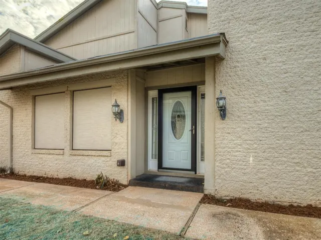 Photo 3 — 9923 Hefner Village Place, Oklahoma City, OK 73162