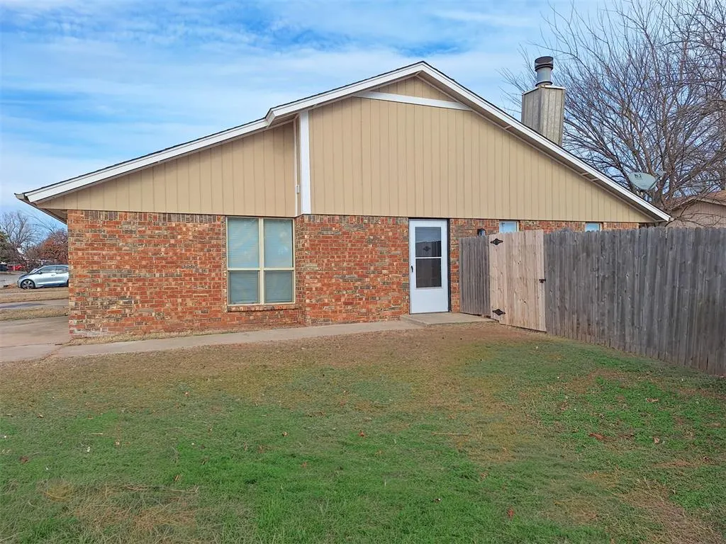 Photo 2 — 100 Hudson Place, Oklahoma City, OK 73110