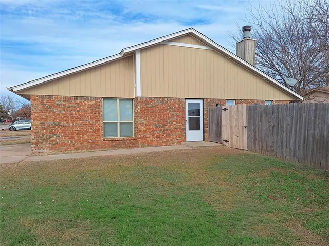 Photo 2 — 100 Hudson Place, Oklahoma City, OK 73110