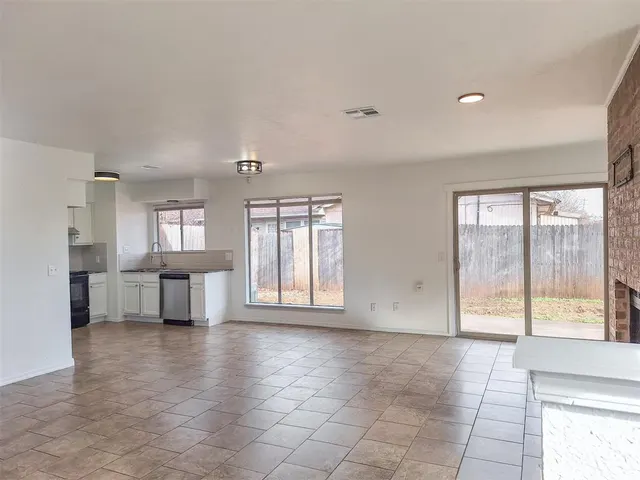 Photo 4 — 100 Hudson Place, Oklahoma City, OK 73110