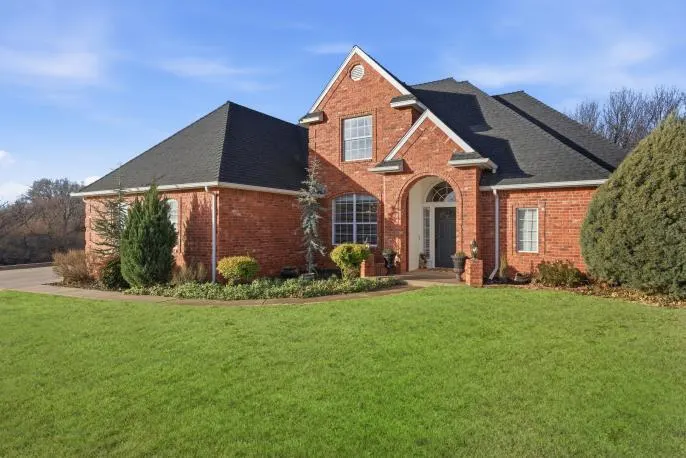 Front exterior — 2432 Sunup Drive, Clinton, OK 73601