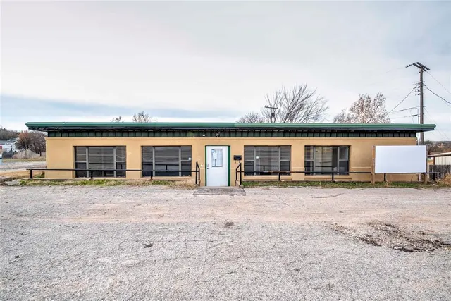 Front exterior — 111 W 1st Street, Chandler, OK 74834