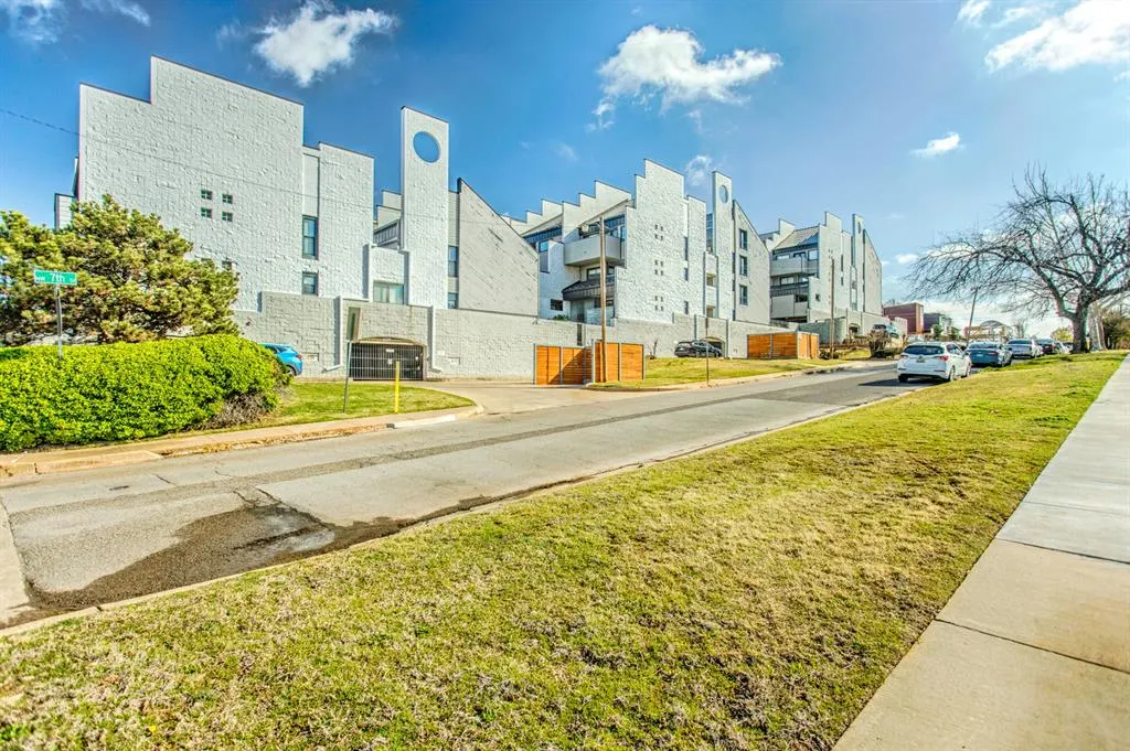 Front exterior — 915 NW 7th Street 205, Oklahoma City, OK 73106