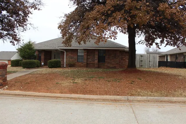 Photo 2 — 10601 Songbird Lane, Midwest City, OK 73130