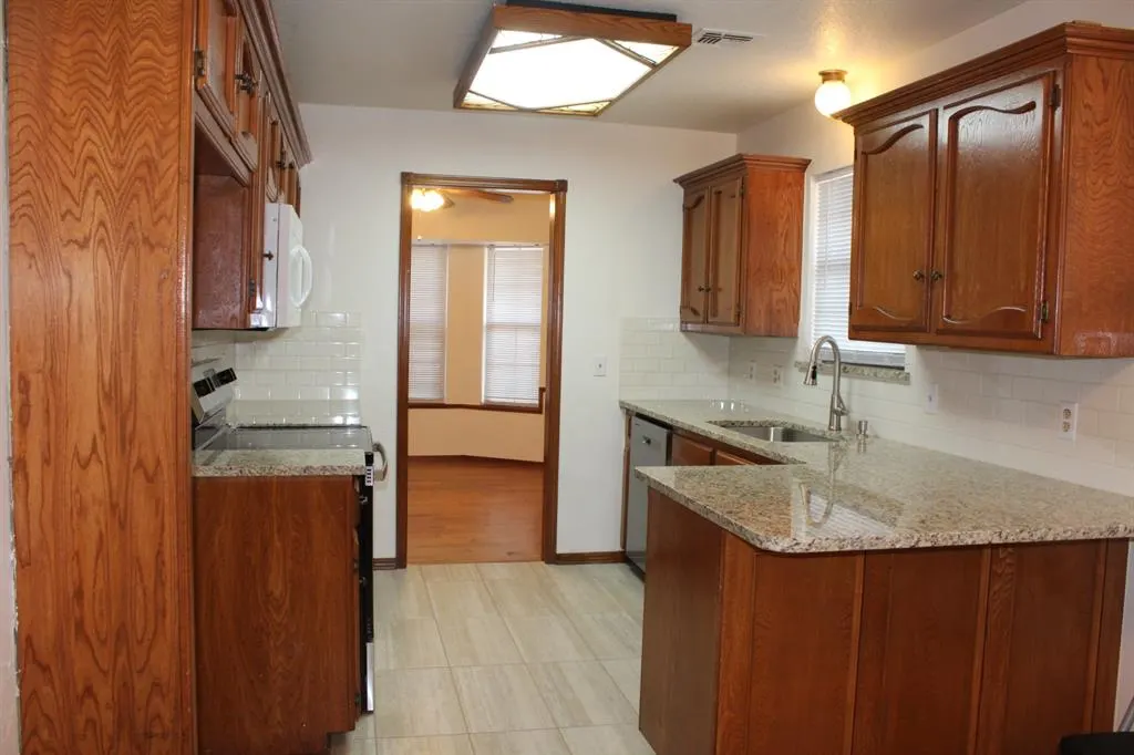 Photo 12 — 10601 Songbird Lane, Midwest City, OK 73130