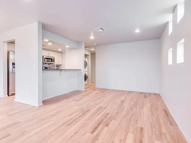 Photo 7 — 931 NW 7th Street 100, Oklahoma City, OK 73106